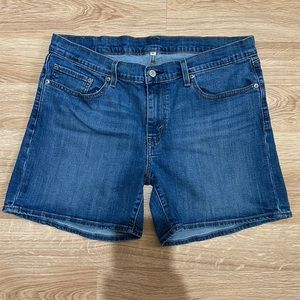 Women’s Levi Denim Jean shorts medium wash size 33
